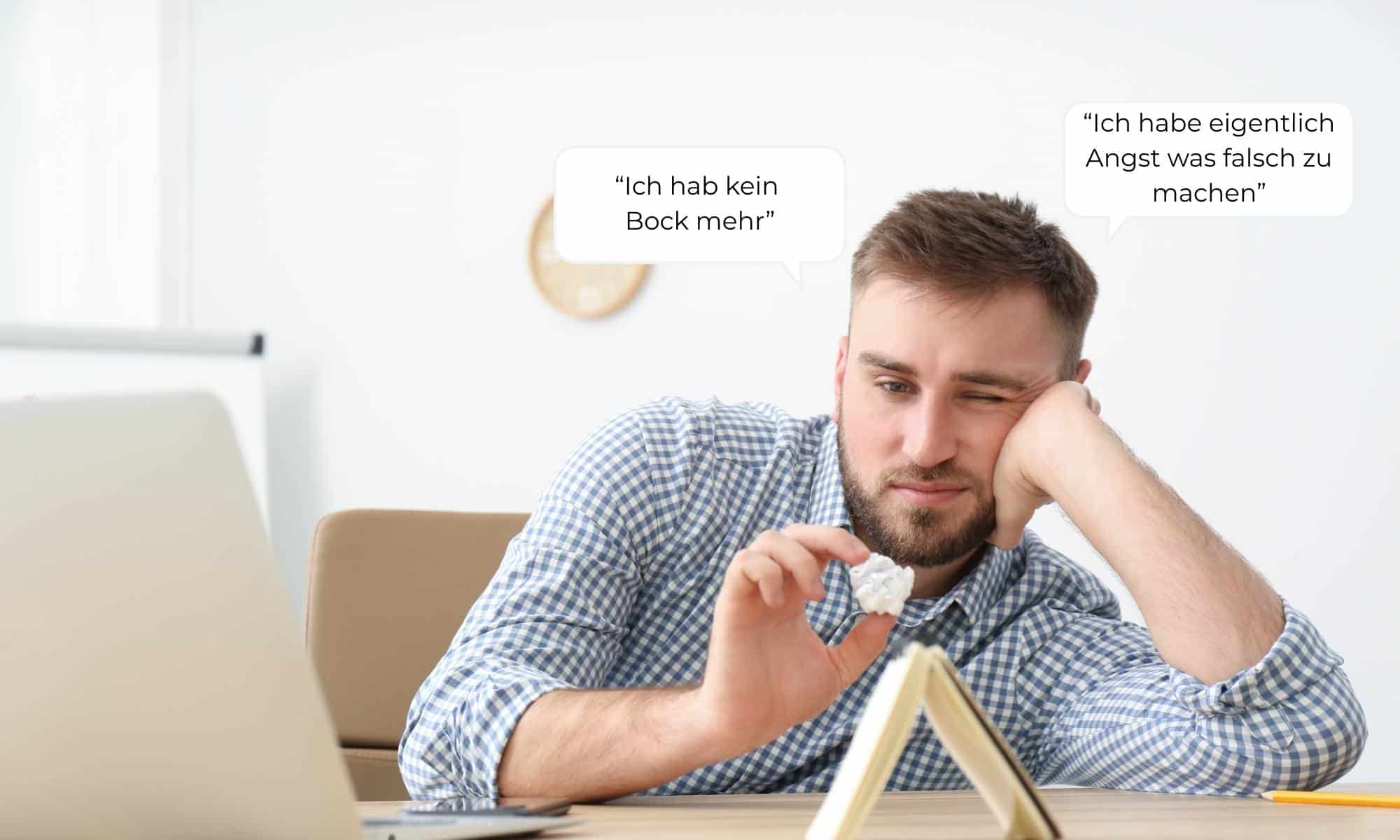 Mann lenkt sich von der Arbeit mit Spielen ab. Zwei Sprechblasen deuten auf seine Gedanken hin