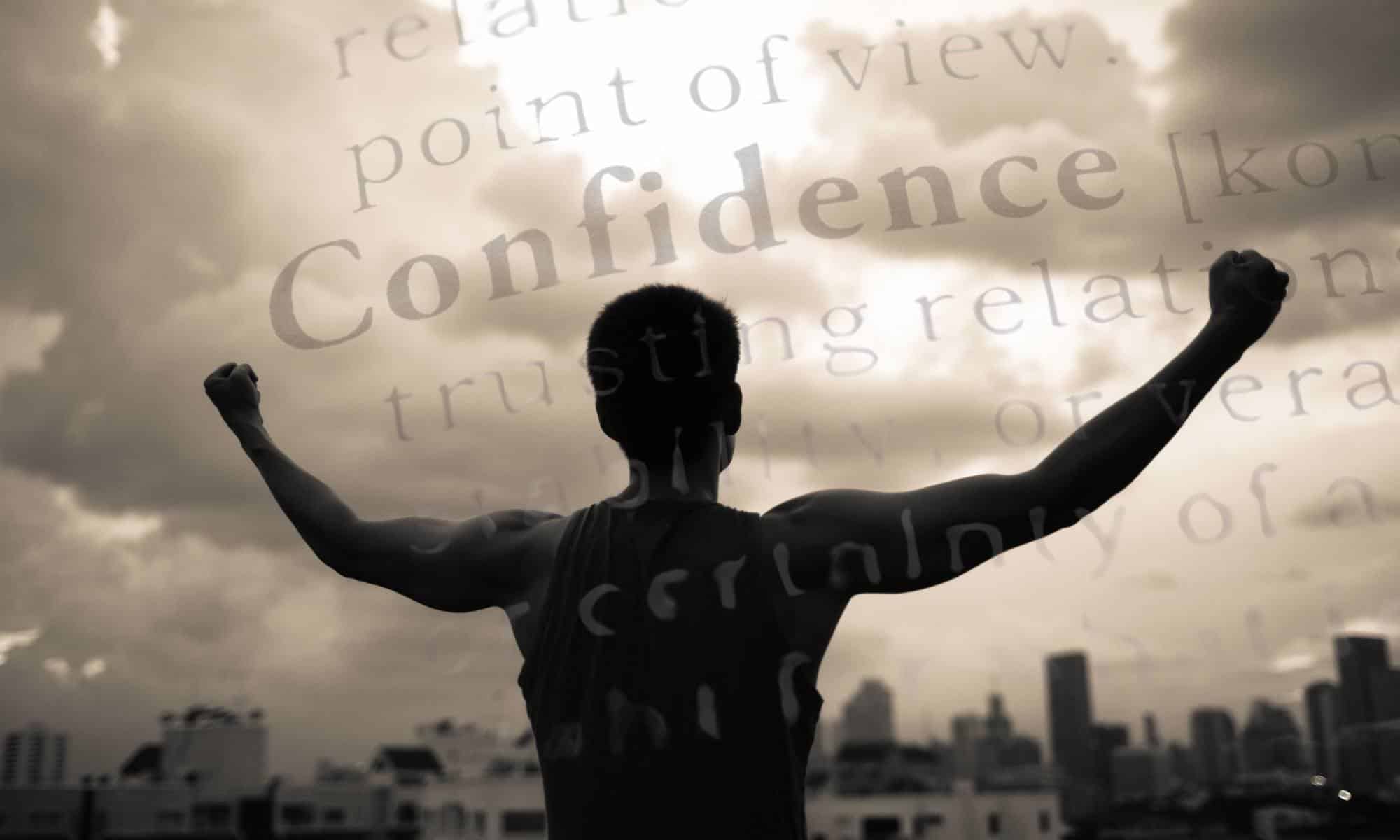 Muskulärer Mann mit kraftvoller Pose. Im Hintergrund ist das Wort "Confidence" überlagert