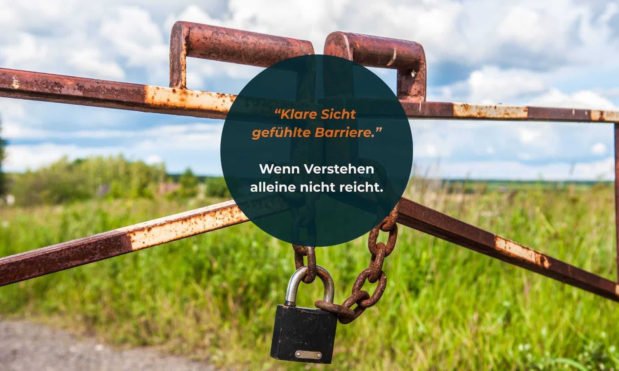Schranke verschlossen mit einer Kette und einem Schloss