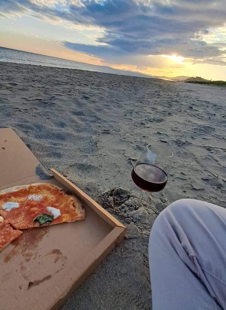 Pizza, Wein am Strand und Sonnenuntergang