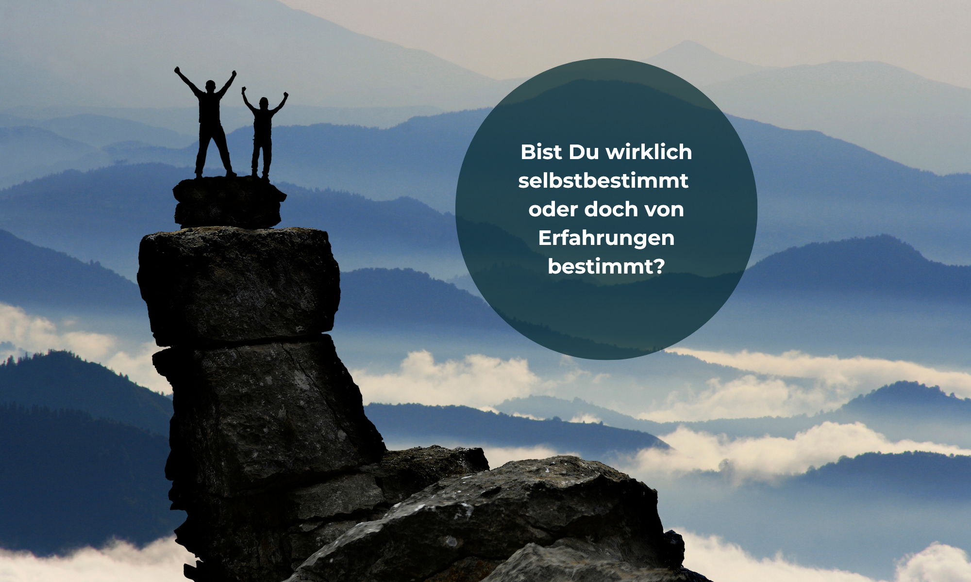 Zwei Menschen auf einem Berggipfel. Strecken die Hände Kraftvoll in den Himmel