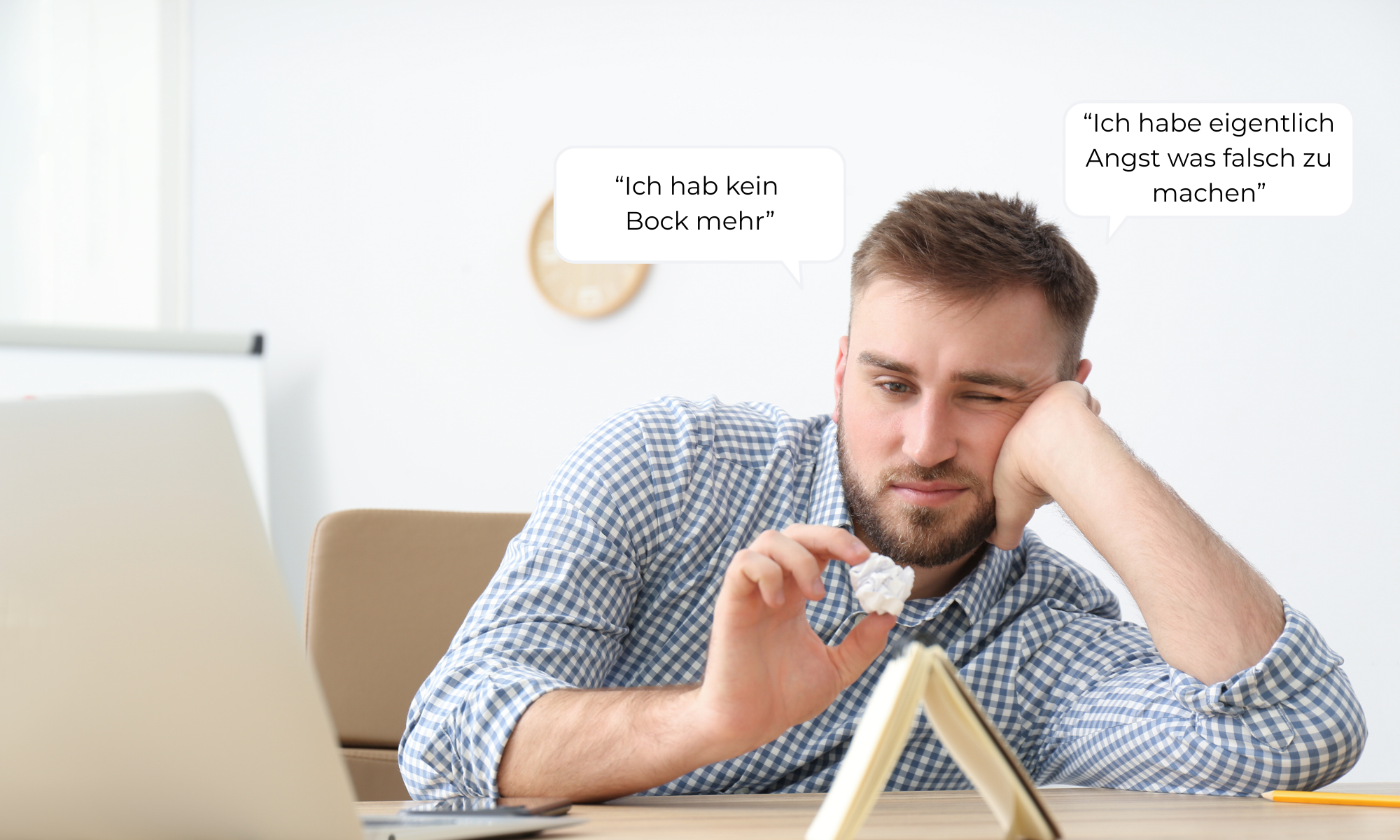 Mann lenkt sich von der Arbeit mit Spielen ab. Zwei Sprechblasen deuten auf seine Gedanken hin