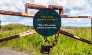 Schranke verschlossen mit einer Kette und einem Schloss