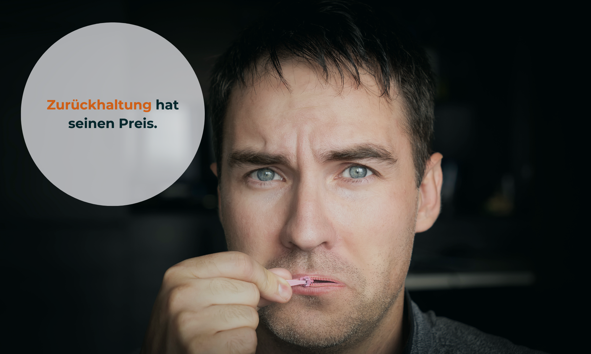 Mann schweigt, weil Reisverschluss am Mund