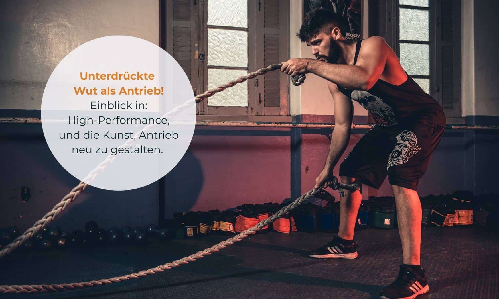 Mann am Sport machen mit zwei Seilen