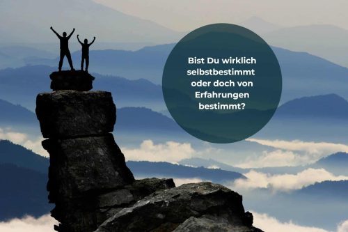 Zwei Menschen auf einem Berggipfel. Strecken die Hände Kraftvoll in den Himmel