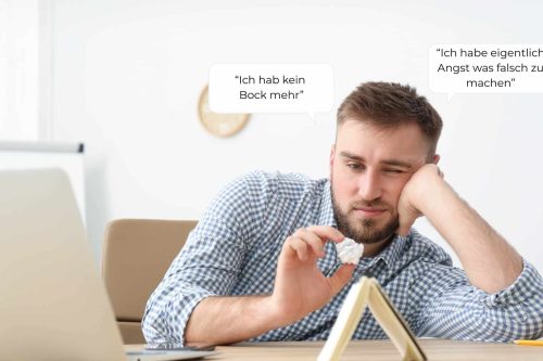 Mann lenkt sich von der Arbeit mit Spielen ab. Zwei Sprechblasen deuten auf seine Gedanken hin