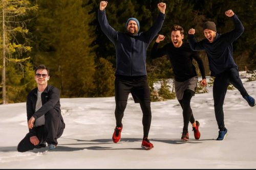 Männer im Schnee. Jubelnde Stimmung