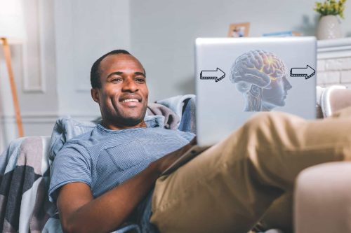 Mann auf dem Sofa mit Laptop