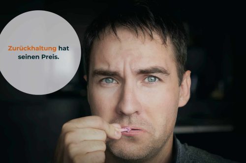 Mann schweigt, weil Reisverschluss am Mund