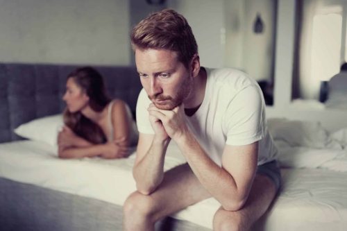 Frustriertes Paar im Bett