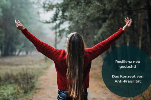 Frau im Wald streckt die Arme in die Luft